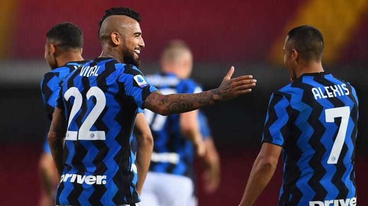 BENEVENTO, ITALY - SEPTEMBER 30: Arturo Vidal and Alexis Sanchez of FC Internazionale celebrate during the Serie A match between Benevento Calcio and FC Internazionale at Stadio Ciro Vigorito on September 30, 2020 in Benevento, Italy. (Photo by Claudio Villa - Inter/Inter via Getty Images)