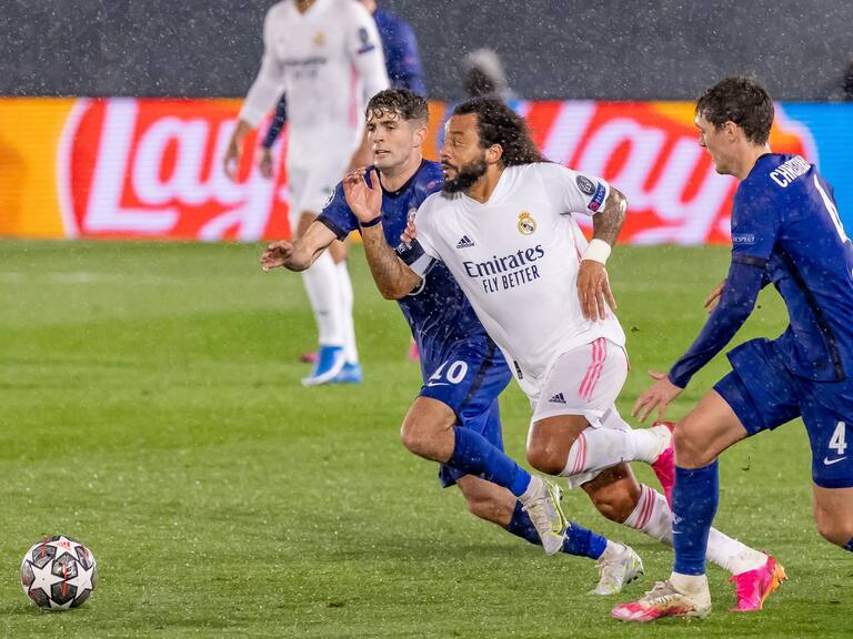MADRID, SPAIN - APRIL 27: (BILD ZEITUNG OUT) Christian Pulisic of FC Chelsea, Marcelo of Real Madrid and Andreas Christensen of FC Chelsea battle for the ball during the UEFA Champions League Semi Final First Leg match between Real Madrid and Chelsea at Estadio Alfredo Di Stefano on April 27, 2021 in Madrid, Spain. (Photo by Berengui/DeFodi Images via Getty Images)