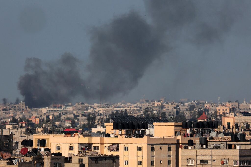 El humo se levanta sobre una zona de Rafah, en el sur de la Franja de Gaza, por los bombardeos que lanzan las fuerzas armadas de Israel.