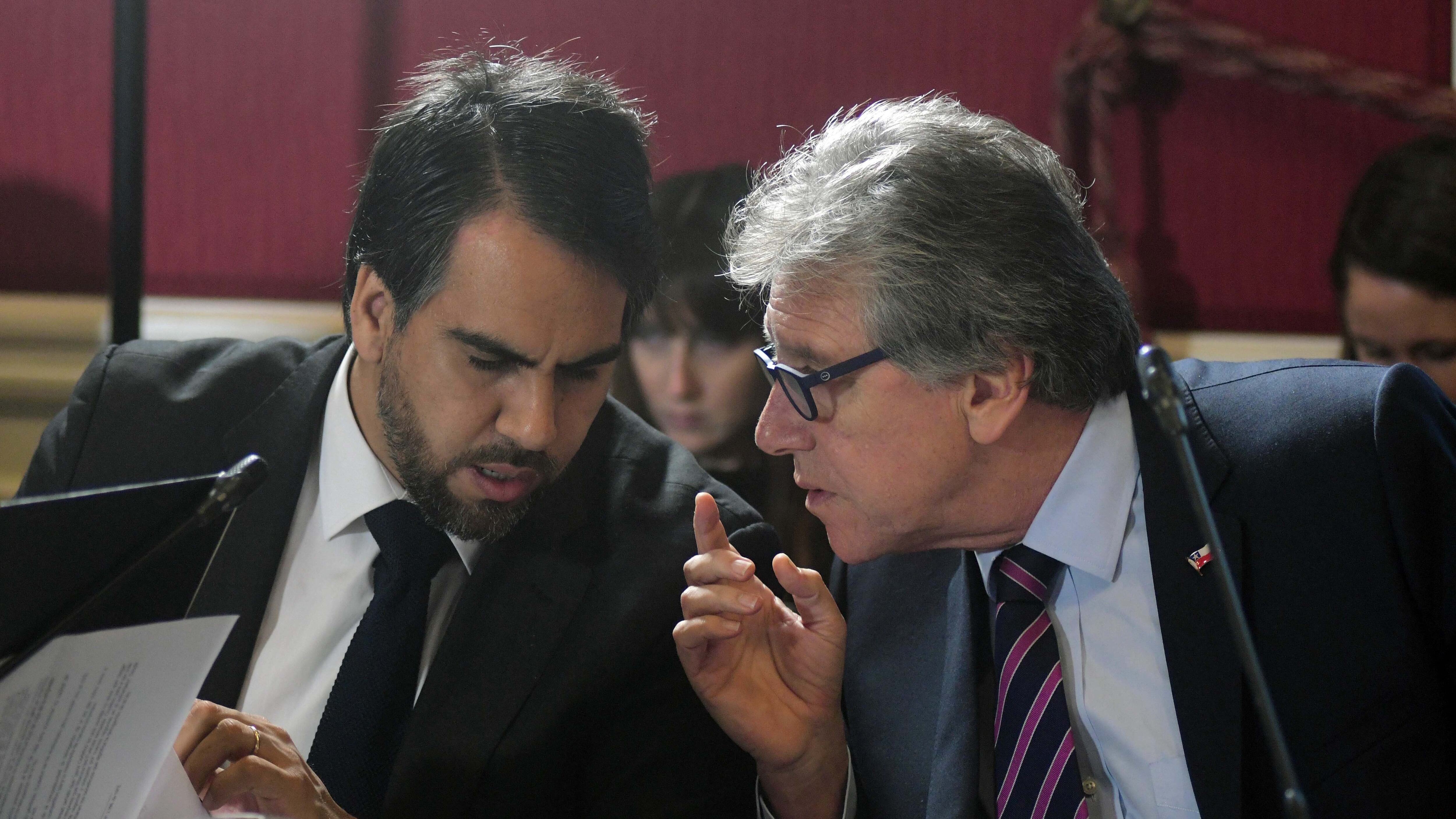23 de agosto de 2018/SANTIAGOComisión de Defensa Nacional continúa el estudio del nuevo informe del proyecto de ley, en segundo trámite constitucional, que establece nuevo mecanismo de financiamiento de las capacidades estratégicas de la defensa nacional. El ministro de Defensa, Alberto Espina, conversa con su jefe de gabinete Pablo Urquizar.
FOTO: SEBASTIAN BELTRAN GAETE/AGENCIAUNO