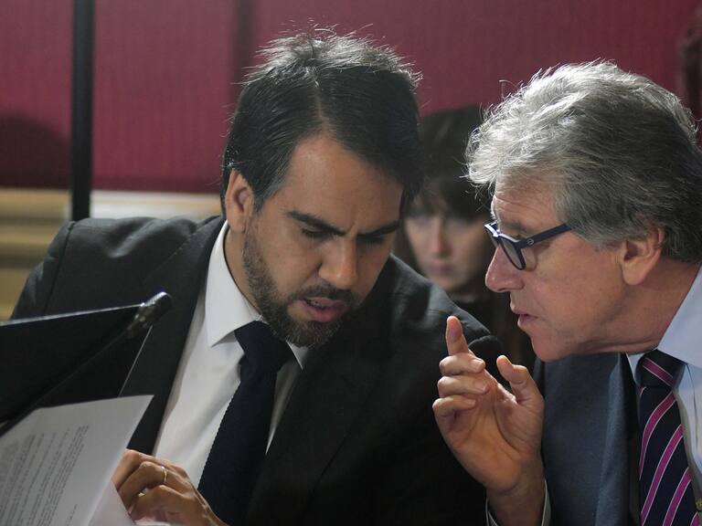 23 de agosto de 2018/SANTIAGOComisión de Defensa Nacional continúa el estudio del nuevo informe del proyecto de ley, en segundo trámite constitucional, que establece nuevo mecanismo de financiamiento de las capacidades estratégicas de la defensa nacional. El ministro de Defensa, Alberto Espina, conversa con su jefe de gabinete Pablo Urquizar.
FOTO: SEBASTIAN BELTRAN GAETE/AGENCIAUNO