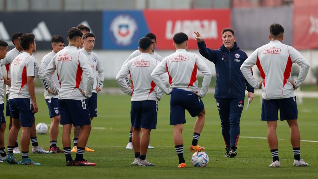 Eduardo Berizzo motiva a los Sub 23 de cara a los amistosos FIFA de junio: "El que llega a Juan Pinto Durán tiene que pensar en quedarse"