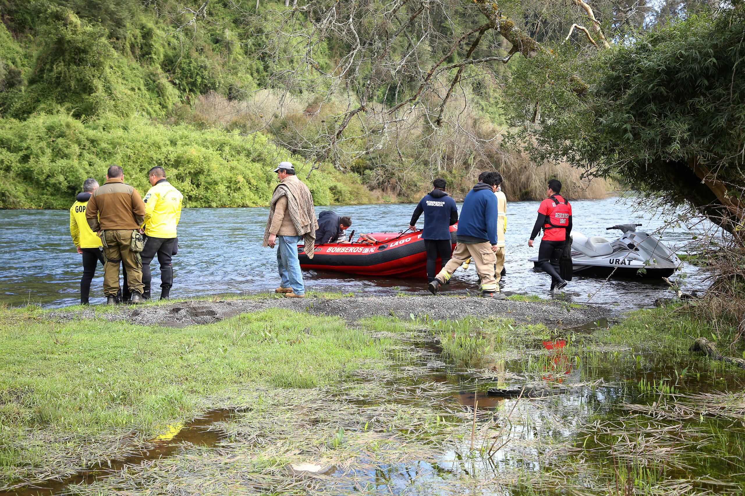20 DE AGOSTO DEL 2025 / RIO BUENO
Una menor de edad y su padre fueron arrastrados por la corriente del río Pilmaiquén tras participar en una ceremonia de sanación encabezada por la machi Millaray Huichalaf en la ribera del afluente. El cuerpo de la niña fue localizado por drones de la Policía de Investigaciones (PDI) en el sector Lumaco Bajo, Carimallín, en la comuna de Río Bueno, Región de Los Ríos. La investigación está a cargo de la Fiscalía en conjunto con la Brigada de Homicidios de la PDI, mientras la familia debe confirmar oficialmente la identidad y continúa la búsqueda del adulto desaparecido.
FOTO: RODRIGO SOTO SALAZAR / AGENCIAUNO