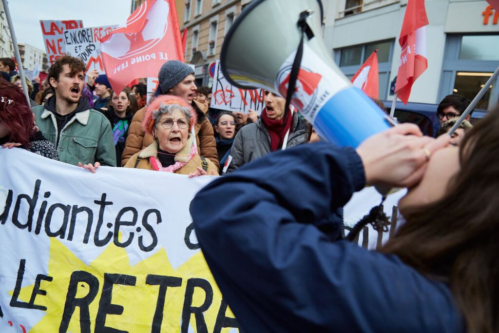 Miles protestan en París contra la reforma de pensiones del gobierno de Francia
