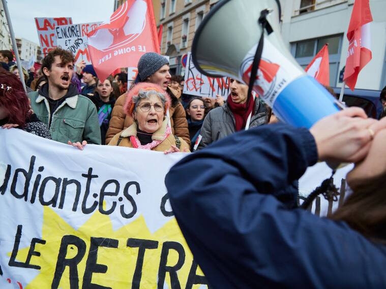 Miles protestan en París contra la reforma de pensiones del gobierno de Francia