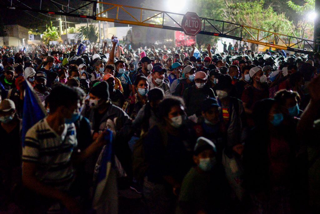 La caravana migrante supera los controles de la frontera de Honduras