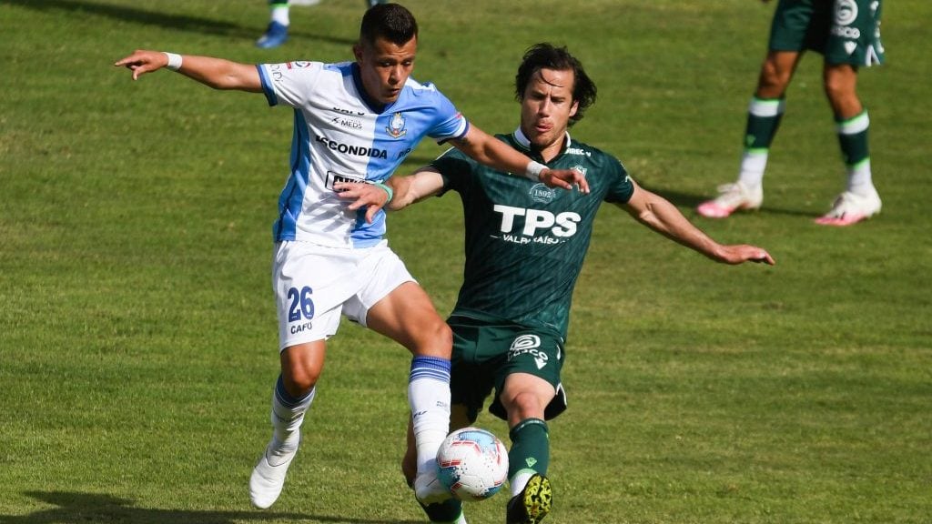 20 DICIEMBRE  2020 / ANTOFAGASTA Carlos Muñoz (i) y Francisco Alarcon disputan el balón  , durante el partido valido por la Vigésima Quinta fecha del Campeonato Nacional AFP Plan Vital 2020, entre Club Deportes Antofagasta vs Santiago Wanderers  , disputado en el Estadio Calvo &amp; Bascuñan 
FOTO CAMILO ALFARO / AGENCIAUNO