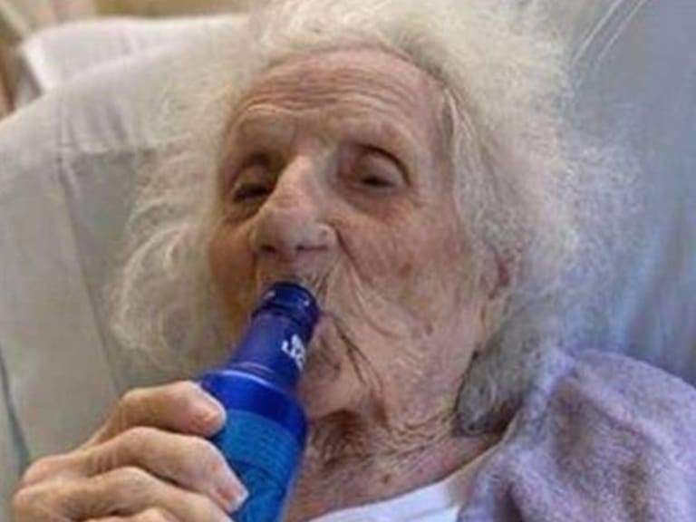Abuelita de 103 años sobrevivió al coronavirus y lo celebró tomando su cerveza favorita