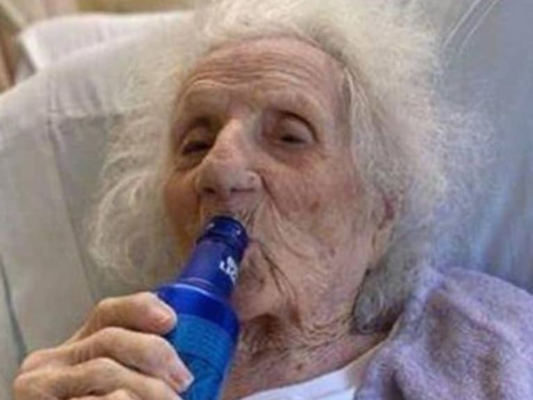 Abuelita de 103 años sobrevivió al coronavirus y lo celebró tomando su cerveza favorita
