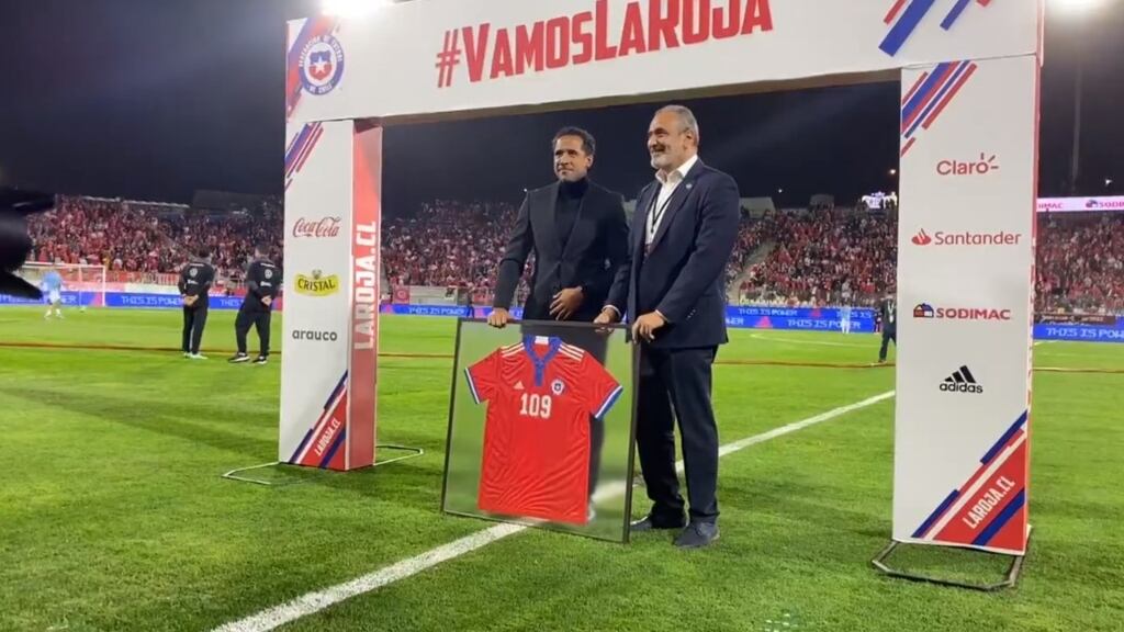 Jean Beausejour recibió homenaje en la previa al Chile-Uruguay: "Jamás pensé jugar 109 partidos por la selección"