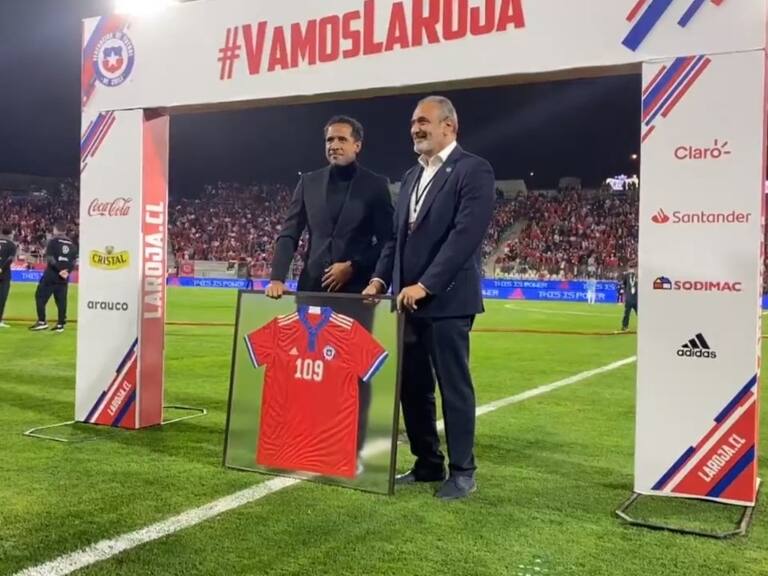 Jean Beausejour recibió homenaje en la previa al Chile-Uruguay: "Jamás pensé jugar 109 partidos por la selección"
