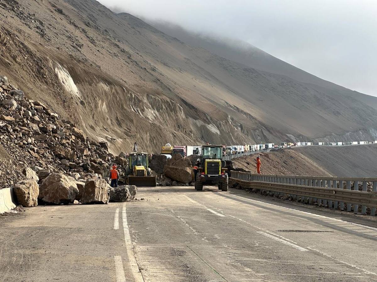 Anuncian cierre nocturno de Cuesta Camarones en Arica por 30 días debido a constantes derrumbes en la vía