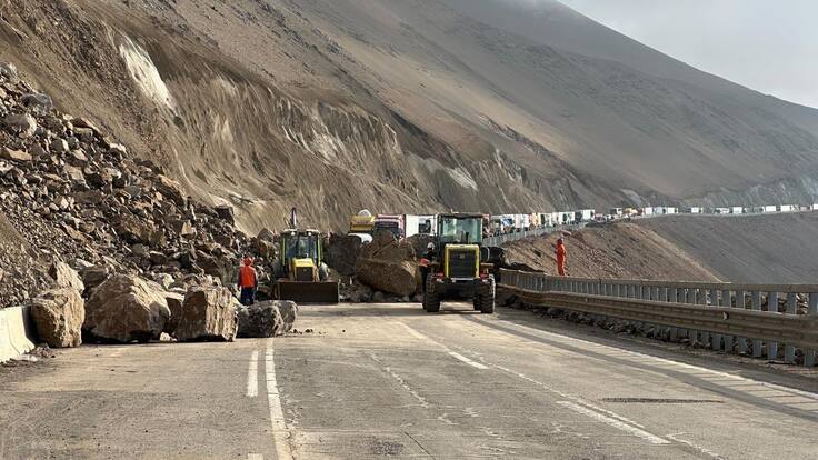 Cierre nocturno de la Cuesta Camarones en Arica por derrumbes
