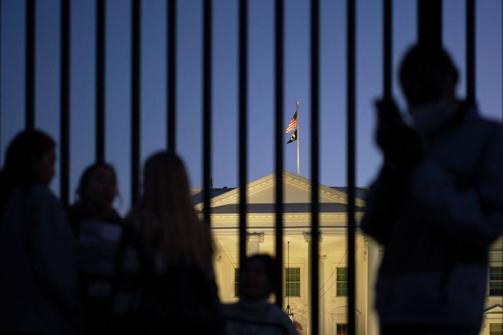 Visitantes toma fotografías de la Casa Blanca en Washington
