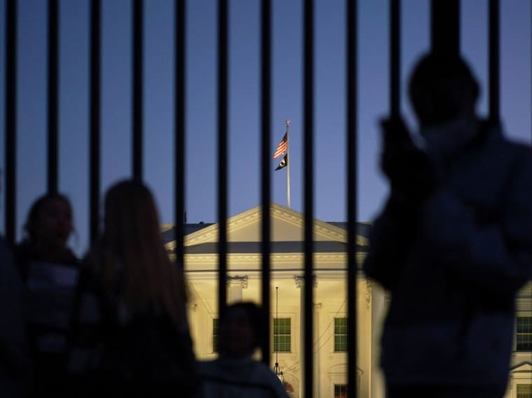 Visitantes toma fotografías de la Casa Blanca en Washington