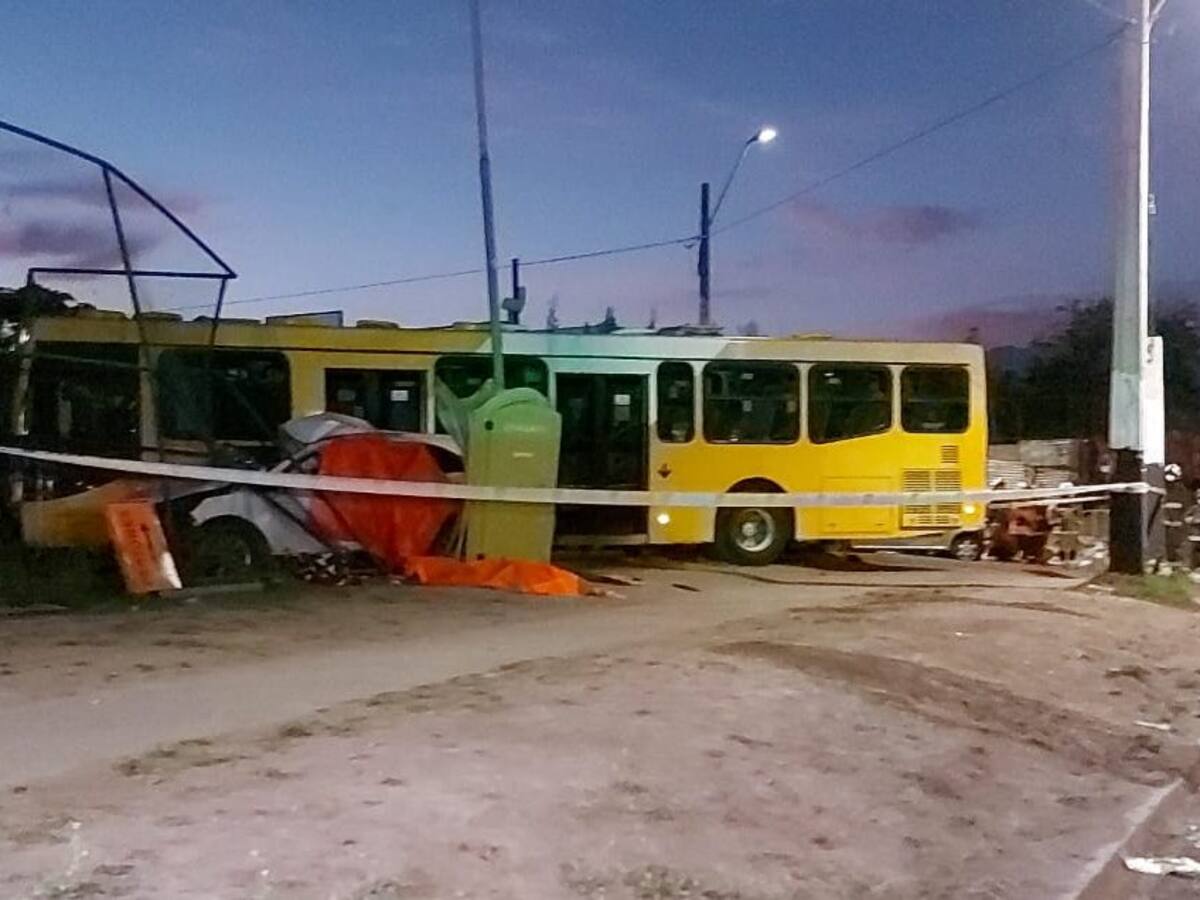 Dos personas murieron en choque entre un bus de RED y vehículo menor en Puente Alto
