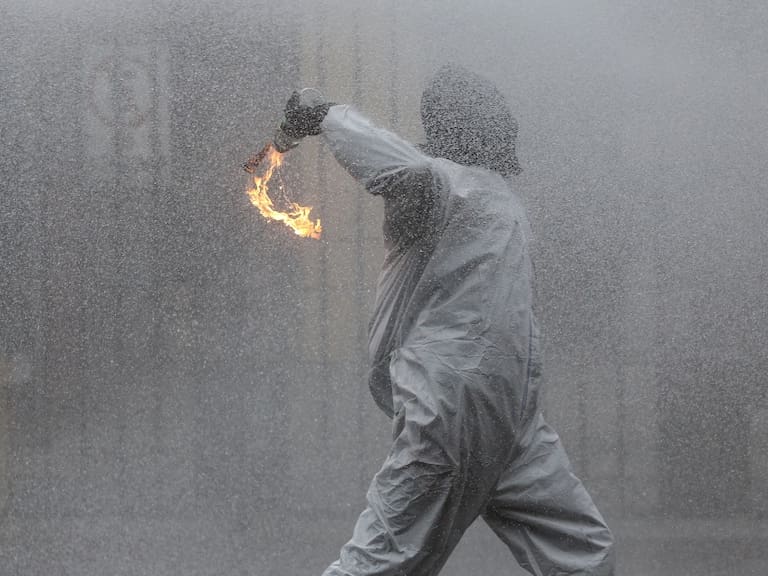 Manifestaciones estudiantiles: «overoles blancos» se enfrentan a Carabineros en las afuera del Liceo Barros Borgoño