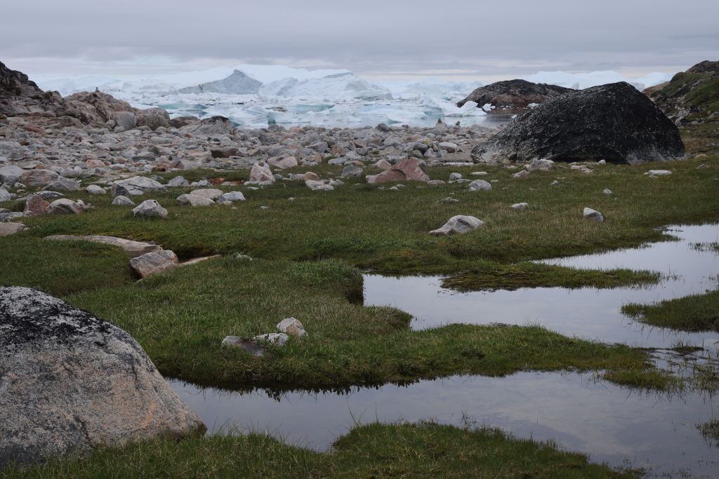 El agua fluye en medio del derretimiento del permafrost y los hielos en la zona del Ártico por los efectos del calentamiento global