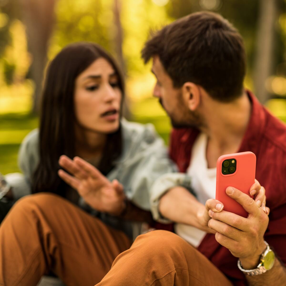 Revisar el celular, pedir contraseñas y vigilar likes: las nuevas señales de alerta en parejas jóvenes