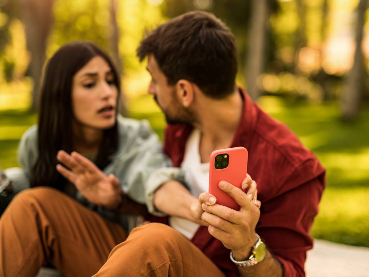 Revisar el celular, pedir contraseñas y vigilar likes: las nuevas señales de alerta en parejas jóvenes