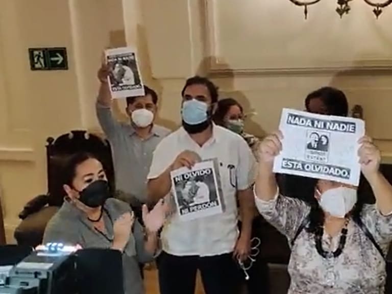 Convencionales de izquierda se manifestaron tras minuto de silencio por Jaime Guzmán en el ex Congreso