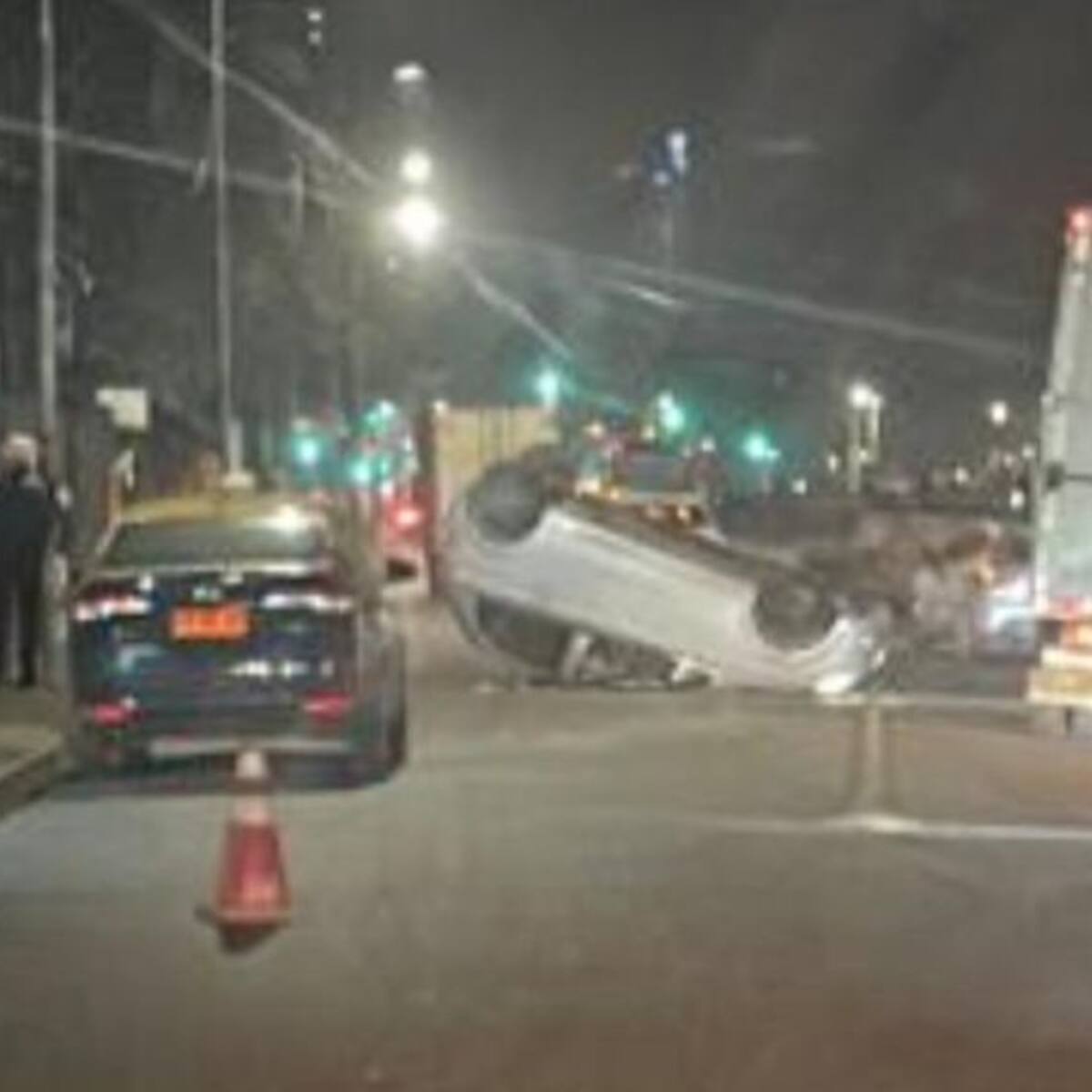 Accidente de tránsito en Independencia: conductor en evidente estado de ebriedad y sin licencia chocó a un taxi y volcó