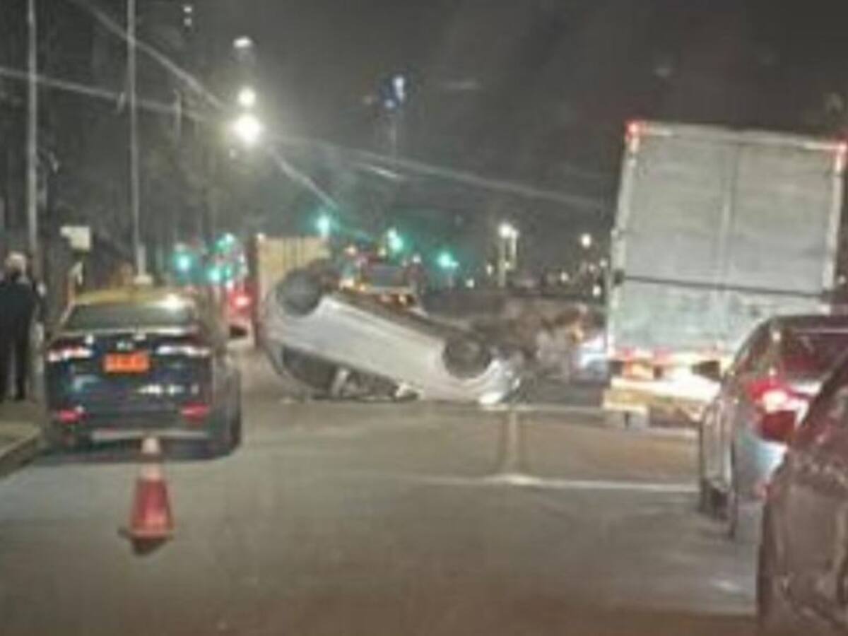 Accidente de tránsito en Independencia: conductor en evidente estado de ebriedad y sin licencia chocó a un taxi y volcó