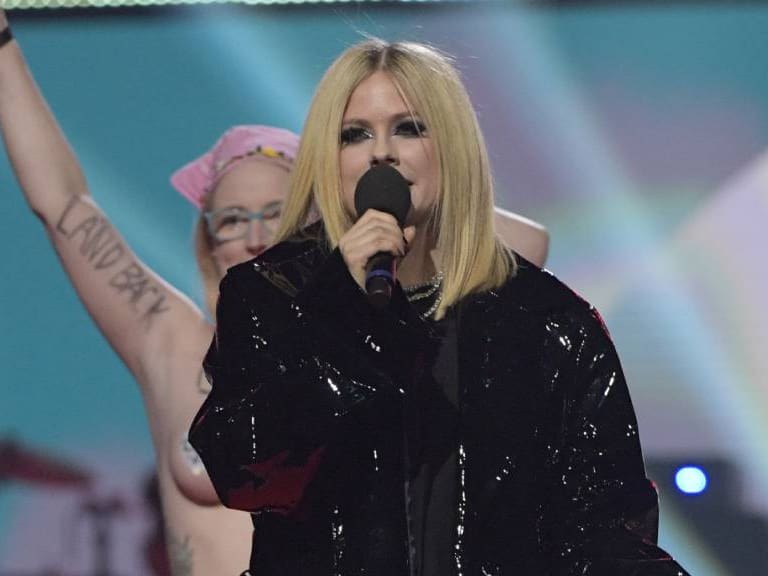 Avril Lavigne encara a una activista en toples que irrumpió en uno de sus conciertos