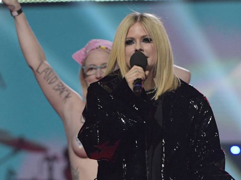 Avril Lavigne encara a una activista en toples que irrumpió en uno de sus conciertos