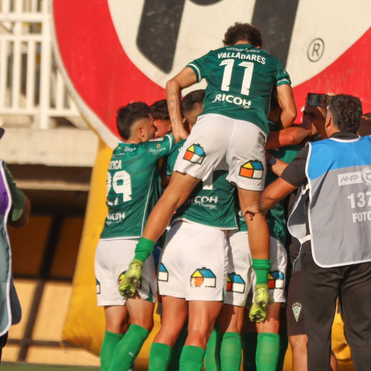 Santiago Wanderers se reencuentra con los triunfos y toma la cima de la Primera B