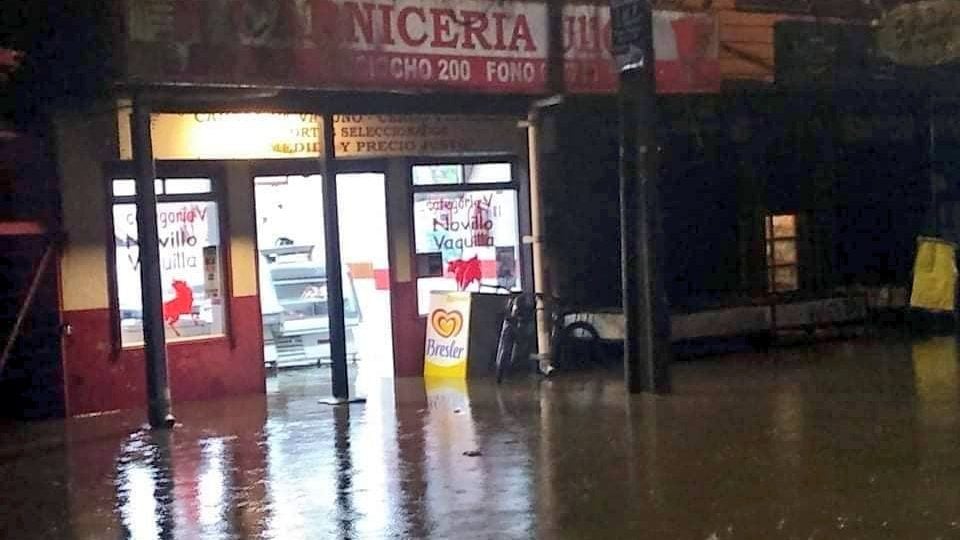 Inundaciones afectan a locales comerciales de Ancud tras fuertes lluvias en Chiloé