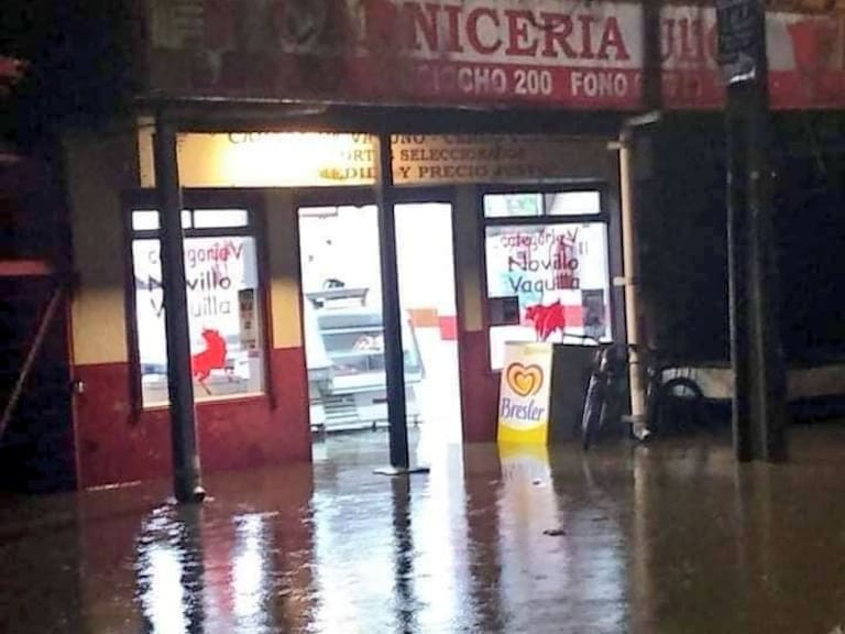 Inundaciones afectan a locales comerciales de Ancud tras fuertes lluvias en Chiloé