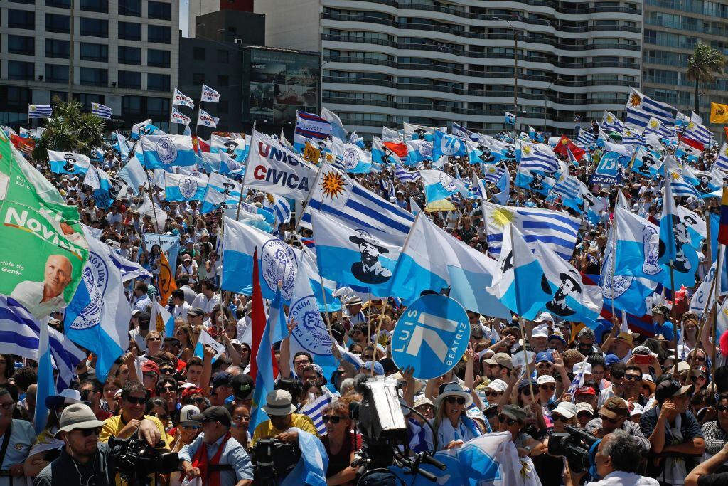 La derecha de Uruguay celebra en la ciudad de Montevideo su triunfo en las elecciones presidenciales de 2019.