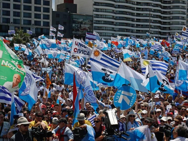 La derecha de Uruguay celebra en la ciudad de Montevideo su triunfo en las elecciones presidenciales de 2019.