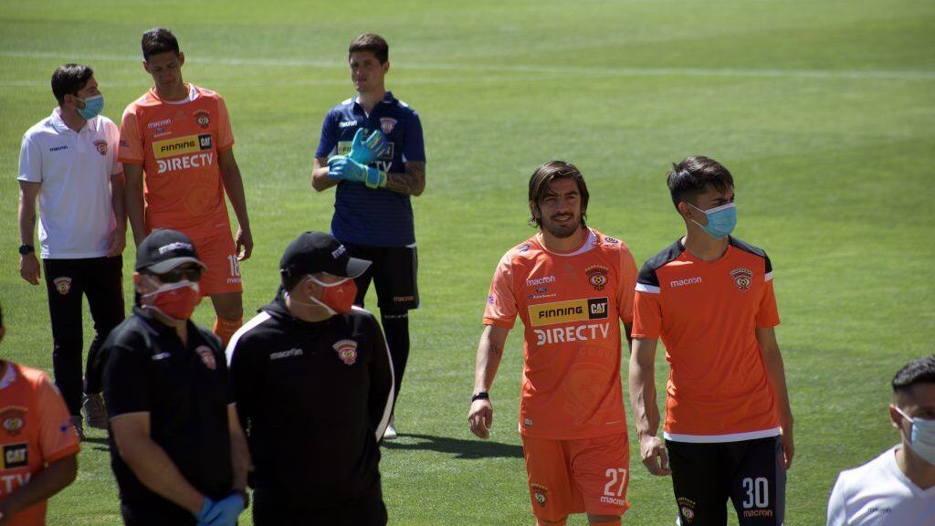 08 DE NOVIEMBRE DE 2020/CALAMAJugadores de Cobreloa se presentan al partido entre su club y Deportes Valdivia, luego que el club visitante decidiera no viajar al Estadio Zorros del Desierto de Calama, debido al brote de Coronavirus dentro del plantel, en donde se confirmaron cuatro casos positivos.
FOTO: ALFONSO FERNANDEZ/AGENCIAUNO