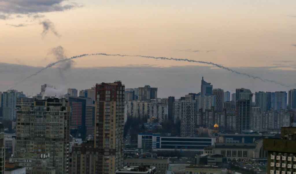 Sistema de defensa intenta bloquear misil lanzado sobre Kiev en Ucrania