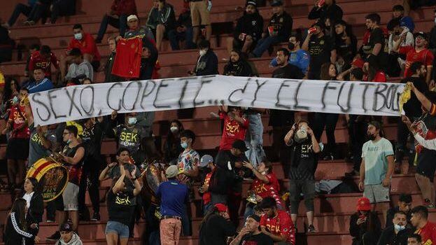El lienzo que denuncia actos indisciplina en Unión Española tras su eliminación de Copa Sudamericana