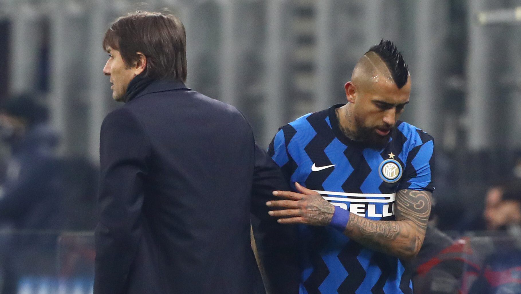 MILAN, ITALY - JANUARY 17: Antonio Conte, head coach of Internazionale interacts with Arturo Vidal of Internazional after being substituted during the Serie A match between FC Internazionale and Juventus at Stadio Giuseppe Meazza on January 17, 2021 in Milan, Italy. Sporting stadiums around Italy remain under strict restrictions due to the Coronavirus Pandemic as Government social distancing laws prohibit fans inside venues resulting in games being played behind closed doors. (Photo by Marco Luzzani/Getty Images)