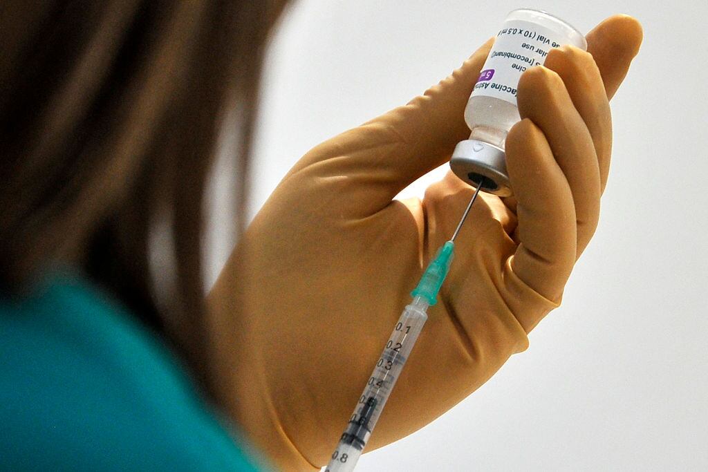 Enfermera prepara una dosis de la vacuna de AstraZeneca