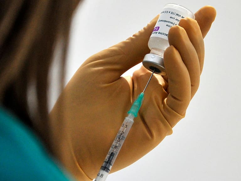 Enfermera prepara una dosis de la vacuna de AstraZeneca