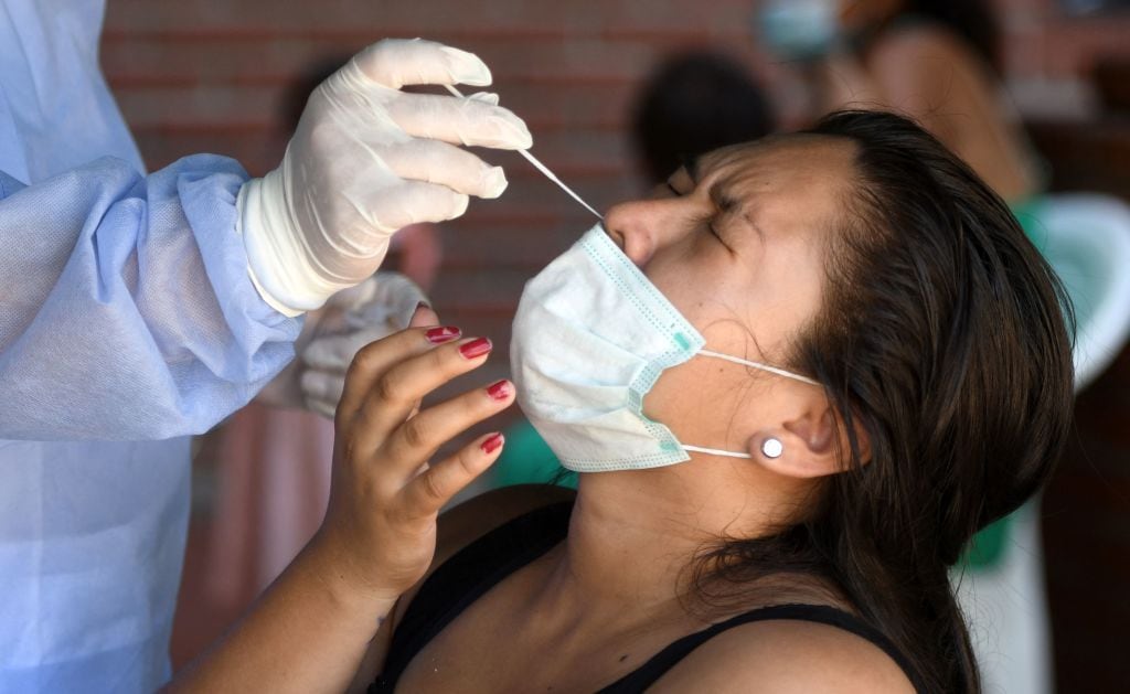 Trabajadora de la salud realiza un test del covid-19 en Santa Cruz de Bolivia