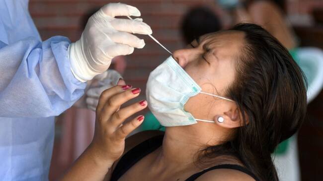 Trabajadora de la salud realiza un test del covid-19 en Santa Cruz de Bolivia