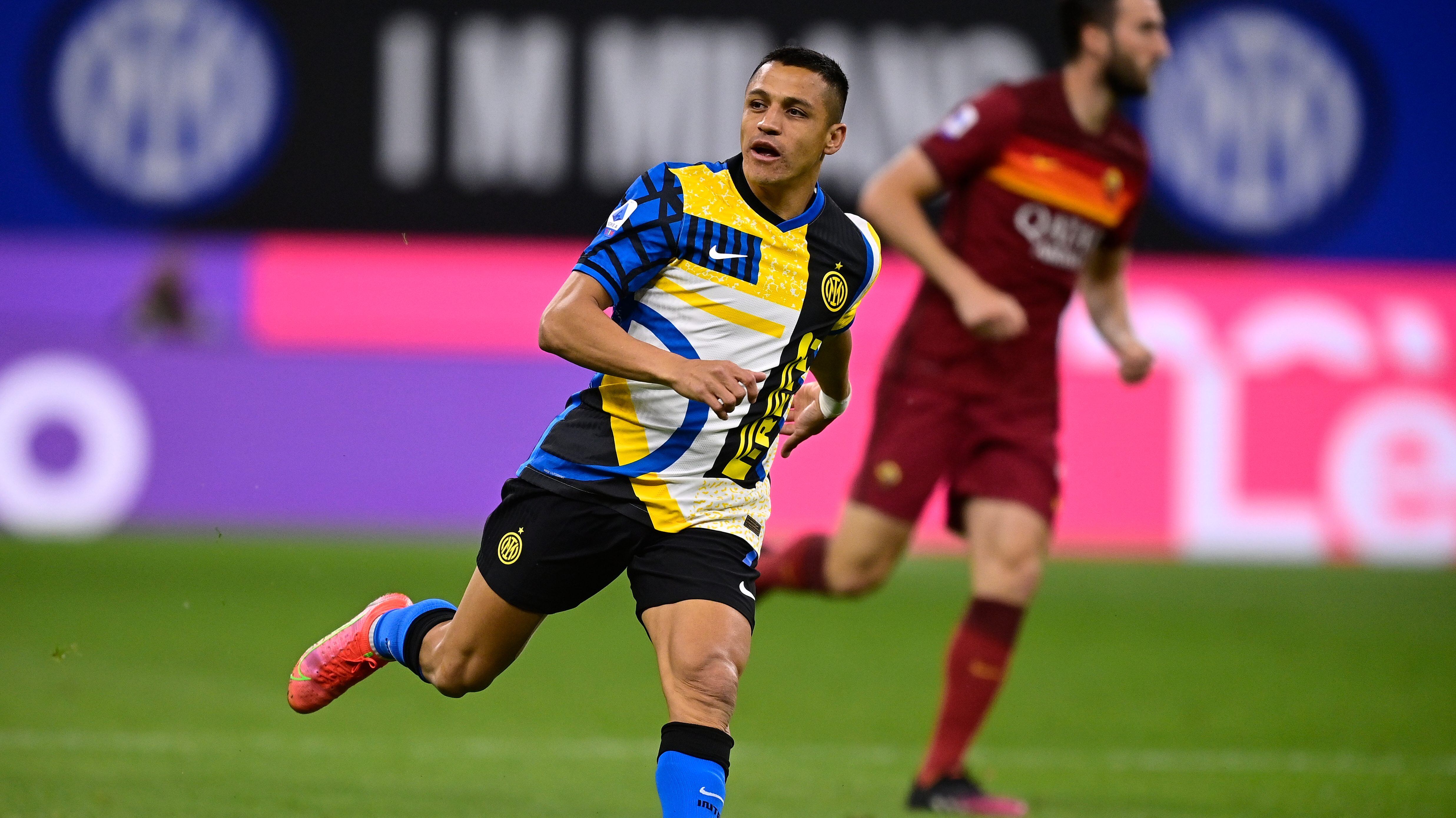 MILAN, ITALY - MAY 12: Alexis Sanchez of FC Internazionale during the Italian Serie A match between Internazionale v AS Roma at the San Siro on May 12, 2021 in Milan Italy (Photo by Mattia Ozbot/Soccrates/Getty Images)