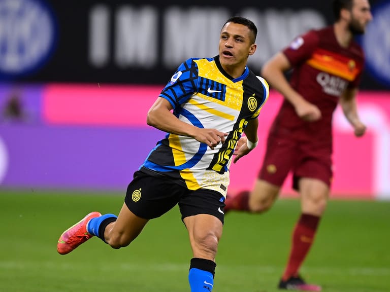 MILAN, ITALY - MAY 12: Alexis Sanchez of FC Internazionale  during the Italian Serie A   match between Internazionale v AS Roma at the San Siro on May 12, 2021 in Milan Italy (Photo by Mattia Ozbot/Soccrates/Getty Images)