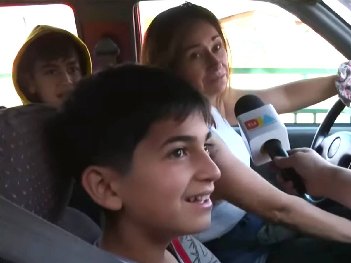 “Ella me dio la vida, me cuida todos los días”: niño emociona a todo Chile por ayudar a su mamá en el trabajo