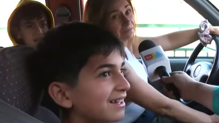 “Ella me dio la vida, me cuida todos los días”: niño emociona a todo Chile por ayudar a su mamá en el trabajo