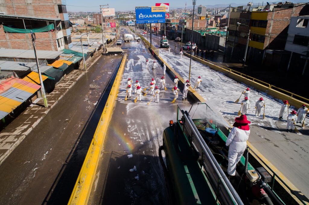 Trabajadores desinfectan una autopista en Perú