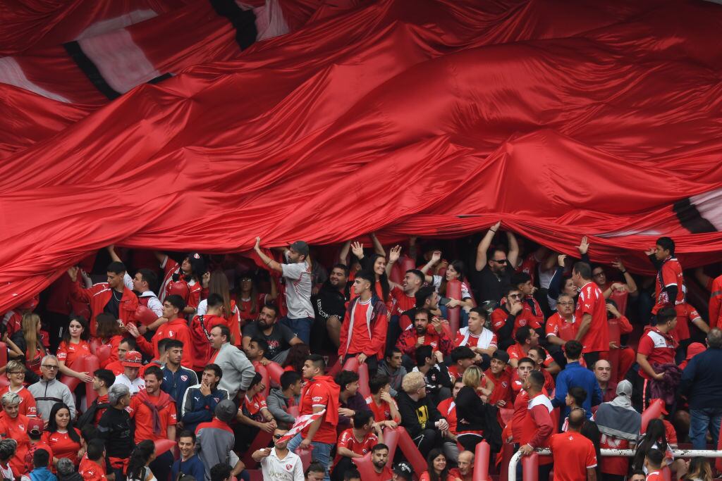 Hinchas de Independiente despliegan una bandera