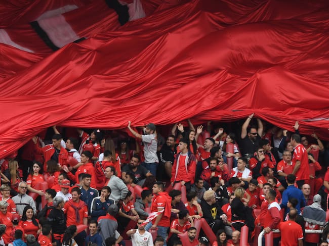Hinchas de Independiente despliegan una bandera
