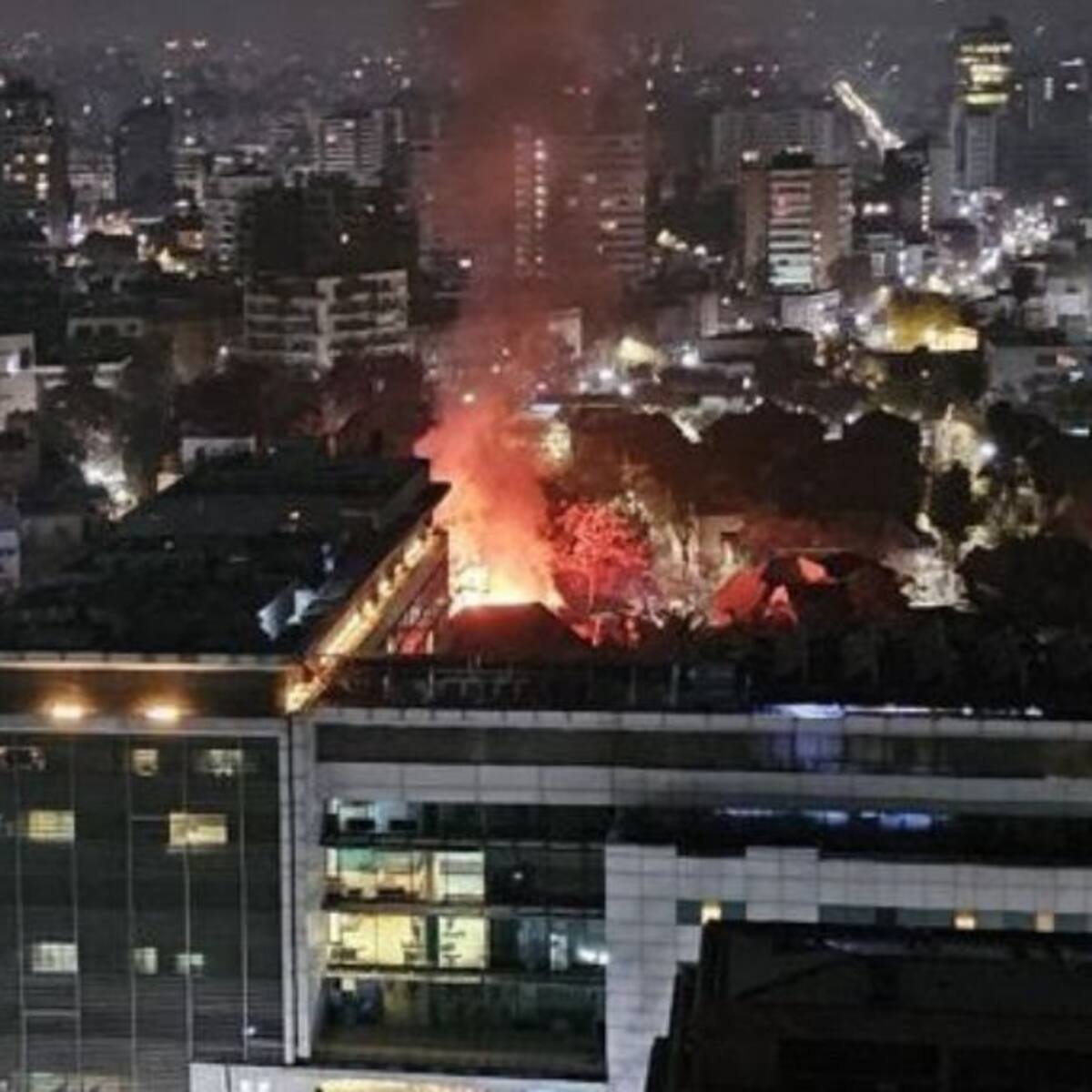 Providencia: incendio consume una casa, tres locales comerciales y deja una persona herida